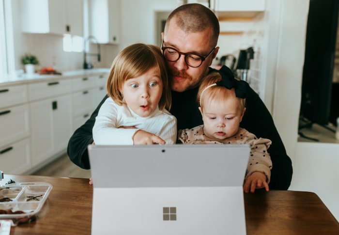 Lighthouse Parenting: Panduan untuk Keluarga Digital di Era Teknologi